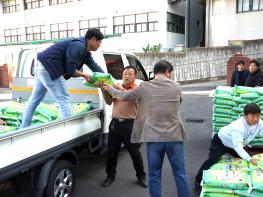 추수감사절 맞은 북교동교회, 25년간 이어온 '이웃사랑' 실천, 500세대 쌀나눔부터 찬양 간증집회까지 지역 온정 확산 기사 이미지