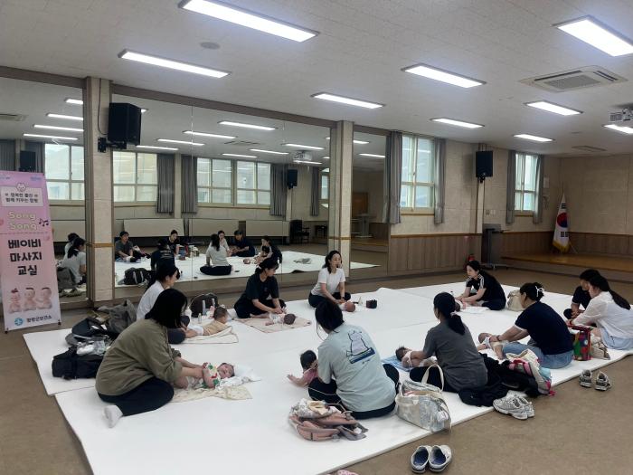 함평군, 영유아 - 보호자 간 애착 관계 형성 돕는 '쏭쏭 베이비 마사지 교실' 운영