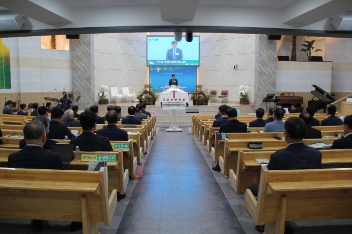 ​밀알선교회 심장재단(회장 이정재 목사)은 지난 10월 11일(주일) 오후 2시 목포예사랑교회(박은하 목사 시무)에서 심장병 환우를 돕기 위한 사랑의 음악회를 열었다. 한국 기독교 최초로 설립된 심장병 재단인 밀알선교회 심장재단은 의료 혜택이 없던 지난 1987년 설립된 이후 국내외 심장병 어린이들을 위해 헌신해 왔다. 이번 음악회는 가난과 질병으로 고통받